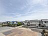 その他：【1号棟】南側が平置駐車場のため、視界を遮る高い建物がなく、突き抜けるような青空を独占できます。開放感と陽当たりの良さは、この街区・この棟ならではの特権。