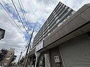 「堂々たる外観フォルム」青空に映える、存在感たっぷりの大規模マンション。1階部分には飲食店などの店舗が入っており、利便性の高さも魅力です。周辺は平坦な道が多く、日々の移動もスムーズに行えます。