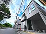 外観：街並みに突如現れる、エッジの効いたモダン建築。このデザイナーズ建売は、そこらの新築とは一線を画す。計算し尽くされた光の動線、素材の質感、無駄のない空間。ドアを開けた瞬間、あなたの日常がアートに変わる。