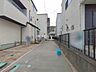 外観：新しい暮らしが始まる予感に満ちた建設中の外観です。閑静な住宅街に位置し、子育てファミリーにも安心の住環境。理想のマイホームがここに誕生します。