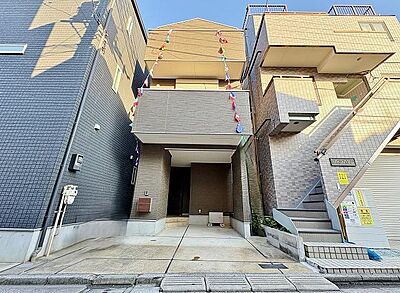 外観:カラフルな旗が彩る、モダンで洗練された外観の住まいです。陽光が降り注ぐこの場所で、家族の笑顔と楽しい思い出を育む毎日が待っています。 外観:カラフルな旗が彩る、モダンで洗練された外観の住まいです。陽光が降り注ぐこの場所で、家族の笑顔と楽しい思い出を育む毎日が待っています。