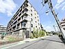 外観：街に溶け合う美しい景観を生みだしているにも関わらず、採光や風通しを考えて設計された間取り。近隣との視線を考え、街全体で調整される窓位置。外観だけでなく、そこに住まうご家族の心地よさを最優先しました。