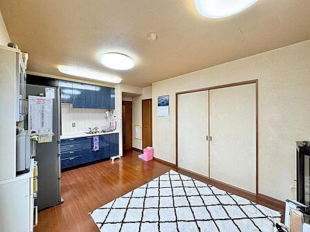 キッチンとリビングの動線がスムーズで、家事がしやすい一体感のあるLDK。引き戸を開放すれば隣室とつなげて大空間としても利用可能です。ライフスタイルに合わせて柔軟に空間を使い分けられる間取りです。
