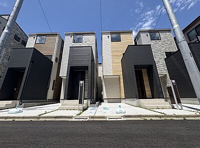 外観:右から2番目が2号棟。京浜東北線「西川口」駅徒歩12分。小・中学校や買物施設も近く住環境良好。 外観:右から2番目が2号棟。京浜東北線「西川口」駅徒歩12分。小・中学校や買物施設も近く住環境良好。