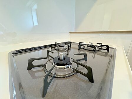3口コンロ。同時進行で効率アップはもちろん鍋を移動する回数が減り、無駄な動きを軽減することが出来ます。