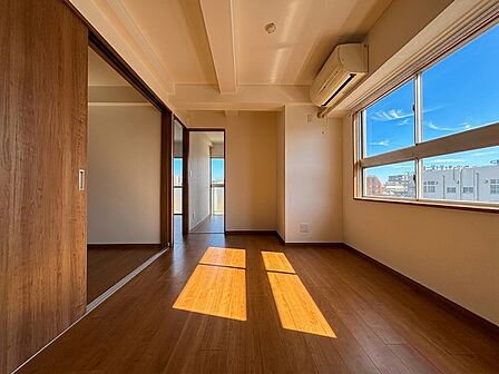9帖LDKと4.5帖洋室2室が続き間。開放して広々お使いいただけます。