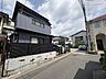 外観：落ち着いた住宅街に佇む、モダンな外観の住まいです。前面道路は車の通りも少なく、お子様との散歩も安心です。