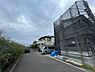 外観：前面道路含む現地。10月初旬撮影。