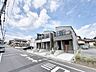 外観：～2階建ての美しい外観～全棟ゆとりある2階建て設計を採用。低層ならではのすっきりとした伸びやかな外観ラインが魅力です。前面道路幅員約7mにつき車の出し入れやすれ違いもスムーズです。
