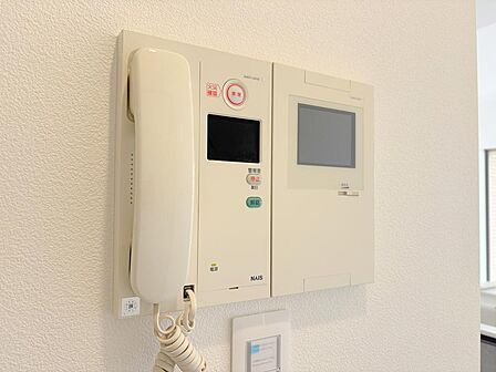 来訪者の姿と声を室内からしっかり確認できるTVモニター付インターホン応答前に相手を視覚的に確かめられるため防犯性に優れ、留守中の録画機能も備えるなど、毎日の暮らしに安心感をもたらします