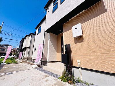 外観：「3号棟」温かみのあるレンガ調×白の外壁がおしゃれな外観。ブラックの門柱や軒天が全体を引き締めます。日当たり良好な前面スペースも完備。ナチュラルでスタイリッシュな住まいで新生活をスタート。