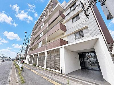 外観:都市生活に映えるシックなタイル張りの外観。洗練されたデザインが、住まう人の個性を引き立て、上質な暮らしを予感させます。周辺の街並みにも調和しています。 外観:都市生活に映えるシックなタイル張りの外観。洗練されたデザインが、住まう人の個性を引き立て、上質な暮らしを予感させます。周辺の街並みにも調和しています。