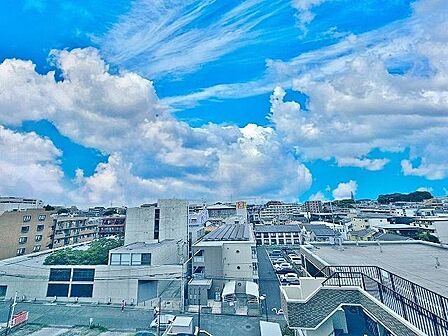 周辺には高いマンションも少ないので、視線をさえぎらない開放感あふれる眺望。特に天気のいい日には、青々としたきれいな空が広がります。