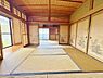 和室：「1階和室8帖＋6帖」伝統美が息づく広々とした和室。畳の香りに包まれ、心安らぐひとときを。お子様がのびのびと遊べる空間で、家族の思い出を育みます。