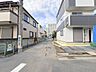 外観：前面道路含む現地写真（南側）