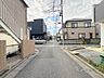 外観：前面道路含む現地写真（西側）