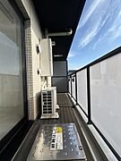 プライバシーパネルを備えたバルコニーは、青空を感じながらくつろげる屋外空間。エアコン室外機はバルコニー側に設置されており、室内空間を有効活用できます。