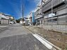 その他：前面道路が広々としておりゆとりのある街並みが印象的です。整った区画に建設中の物件が並び静かな環境が感じられます。周囲は住宅が立ち並び落ち着いた景観が広がります。