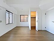 洋室は二面採光で明るさを感じられる空間です。フローリングが清潔感を演出し収納スペースも十分に確保されています。シンプルな内装でコーディネートしやすい一室です。