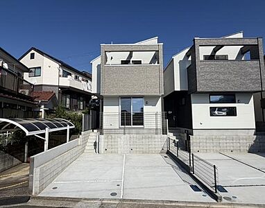 外観:スタイリッシュなデザインの外観が魅力です。駐車スペースがしっかり確保され機能性の高さが感じられます。周囲と調和したシンプルな配色も特徴的です。大きなバルコニーがアクセントになっています。 外観:スタイリッシュなデザインの外観が魅力です。駐車スペースがしっかり確保され機能性の高さが感じられます。周囲と調和したシンプルな配色も特徴的です。大きなバルコニーがアクセントになっています。