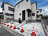駐車場：広々とした駐車スペースが確保されています。車の出し入れもスムーズに行えます。道路に面しておりアクセスしやすい立地です。住宅前なので荷物の積み下ろしにも便利です。