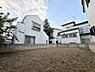 外観：閑静な住宅地に位置する土地です。周囲には住宅が並び落ち着いた雰囲気が特徴的です。道路からの出入りもしやすい形状となっています。日当たりが良好でさまざまな用途に対応しやすい区画です。