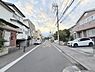 その他：整然と並んだ住宅街の雰囲気が広がっています。落ち着いた街並みが感じられる環境です。歩道も確保されており安心感があります。季節感のある空が印象的です。