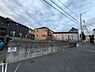 その他：閑静な住宅街に位置しており周囲には落ち着いた雰囲気の住居が並んでいます。道幅も広めで車の出入りがしやすい環境です。前面道路は舗装されており日常の移動が快適に行えます。