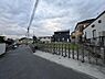その他：閑静な住宅街に位置し道路幅もしっかりと確保されています。周囲には戸建てが並び落ち着いた雰囲気が感じられます。敷地も整った形で使いやすそうです。空が広がり開放感もポイントです。
