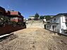 外観：整地された現地土地写真です。両隣に住宅が立ち並び整った街並みの中に位置します。十分な広さが確保されています。陽当たりもしっかりと感じられる立地です。前面道路へのアクセスもスムーズです。