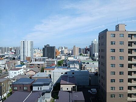 ■眺望■(リビングから)10階建9階部分からの眺望です。空の広がりや周辺建物との距離感を、ぜひ現地でご確認ください。