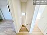 室内：階段は明るく手摺りもついています！お子様やご年配の方も安心してご利用頂けますね！