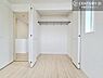 洋室：全居室に収納スペースを確保した、暮らしやすさに配慮された住まい。収納場所に困りにくく、整理整頓しやすい快適な住空間です。