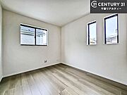 掃き出し窓がないお部屋は、お子様のお部屋としても安心です！収納スペースも充実しているので散らかったお部屋をサッと片付けられます！