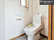 1・2階にトイレがございます！朝の忙しい時間帯も待たずにすみそうですね。白を基調とした清潔感のあるトイレでお手入れがしやすいです！