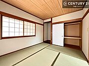 タタミの香りが安らぎを与える、リラックス空間。窓も大きく開放感のある和室となっております。日本人の心感じる「和」の空間。