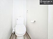 温水洗浄便座につき、冬場は便座が暖かくできるので冷たい便座に座らずに済む嬉しい仕様です！