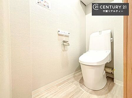 落ち着きある大人の雰囲気のバスルームは、味が出ていてバスタイムが充実!お仕事頑張っているご褒美にお好みの香りの入浴剤を入れて、楽しんでみてはいかがでしょうか?