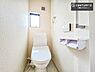 トイレ：1・2階にトイレがございます！朝の忙しい時間帯も待たずにすみそうですね。白を基調とした清潔感のあるトイレでお手入れがしやすいです！
