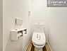 トイレ：1・2階にトイレがございます！朝の忙しい時間帯も待たずにすみそうですね。白を基調とした清潔感のあるトイレでお手入れがしやすいです！