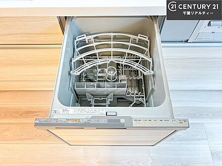 食洗機付きのキッチンです!忙しい時や手荒れ防止として大変活躍する便利な仕様です!ビルトインなのでキッチンの場所を取らず調理スペースを広く使うことが出来ます!