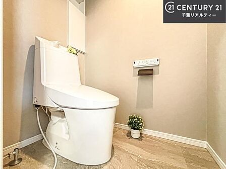 清潔感のある色味のお手洗いです!さわやかでスッキリする空間です!白を基調としているので、お手入れがしやすいトイレです!