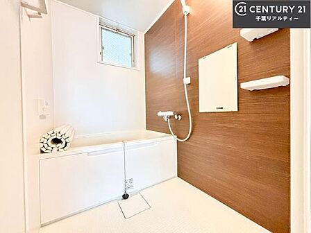 落ち着きある大人の雰囲気のバスルームは、味が出ていてバスタイムが充実!お仕事頑張っているご褒美にお好みの香りの入浴剤を入れて、楽しんでみてはいかがでしょうか?