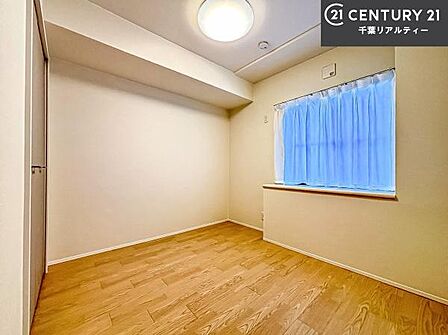 優しい光が差し込む洋室は、朝の目覚めも気持ちが良さそうですね。おうち時間もゆったりと過ごすことができます。