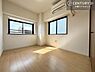 寝室：マンションの角部屋ならではの二面採光を確保した洋室。2方向から自然光が差し込み、明るく開放感のある心地よい空間でお過ごしいただけます。