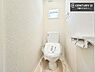 トイレ：1・2階にトイレがございます！朝の忙しい時間帯も待たずにすみそうですね。白を基調とした清潔感のあるトイレでお手入れがしやすいです！