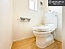 トイレ：1・2階にトイレがございます！朝の忙しい時間帯も待たずにすみそうですね。白を基調とした清潔感のあるトイレでお手入れがしやすいです！