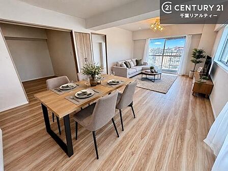 家具はCGパースです。心地良いリビングは家族が自然と集まります。家族団欒の時間が増えそうです。ご家族と、より一層充実した時間を過ごせそうですね。