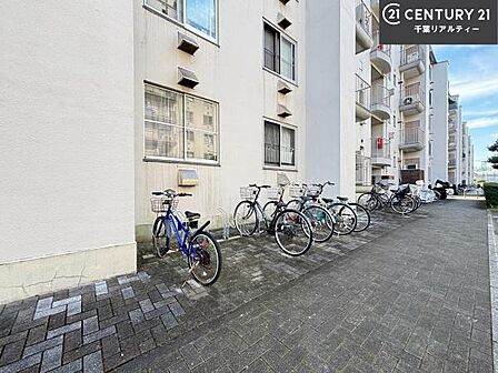 駐輪場完備で、お子さまの自転車や通勤用の自転車も安心して置けます。ご家族にもうれしい便利な設備です。駐輪場の空き状況については管理会社にご確認ください。