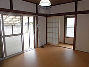 二面採光の明るい居室内です！